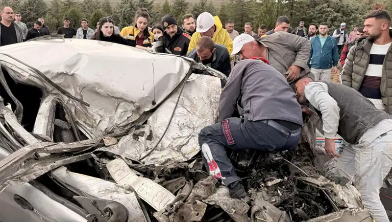 TIR ile Çarpışan Araç Kağıt Gibi Ezildi: Korkunç Kaza Detayları Ortaya Çıktı