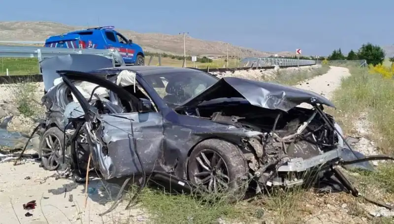 Sivas'ta Şok Eden İki Ayrı Trafik Kazası: 9 Kişi Yaralı!