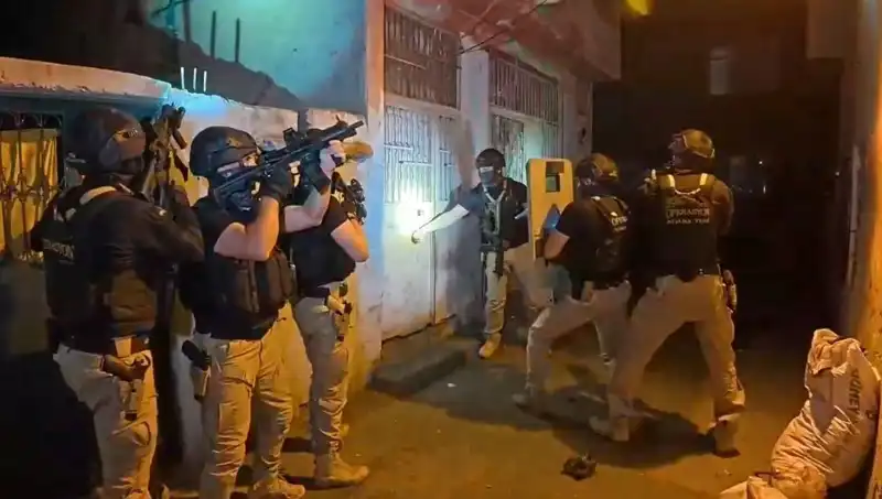 İstanbul'da DAEŞ Operasyonu: 18 Gözaltı ile Terörle Mücadelede Yeni Adım!