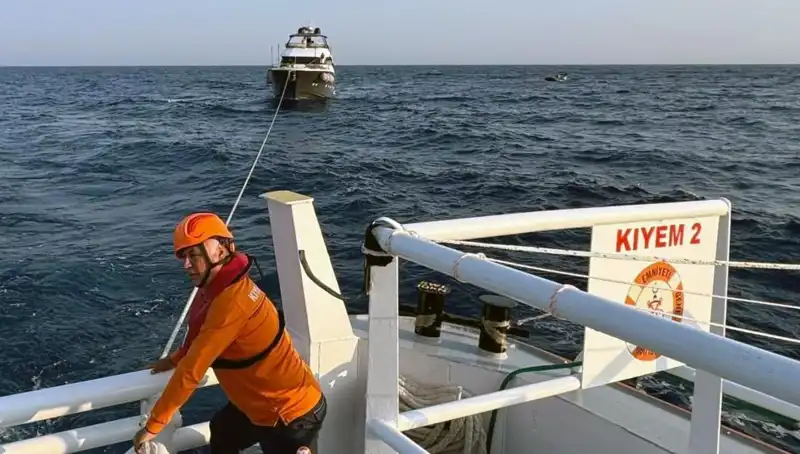 Marmaris Açıklarında Sürüklenen Tekne, Kurtarma Ekiplerinin Dikkatiyle Kurtarıldı