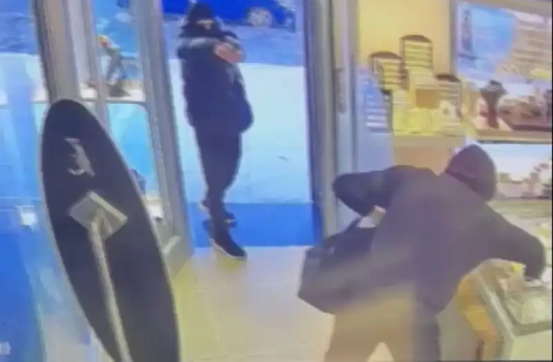 Ümraniye'de Maskeli Soygun Girişimi: 5 Kişi Silahlarla Olay Yerlisinde