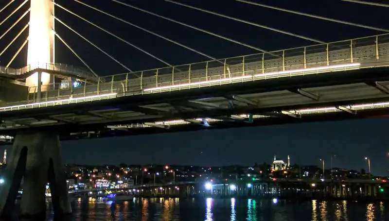 Metro Köprüsünden Denize Düşen Kişiye Ulaşılamıyor: Arama Çalışmaları Devam Ediyor