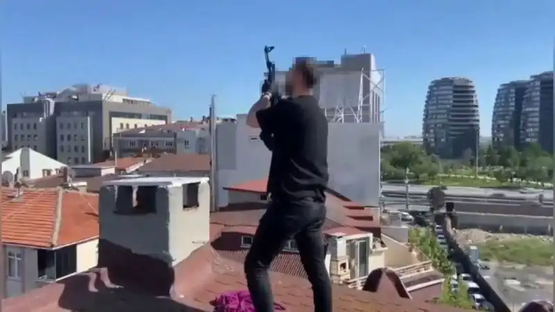 İstanbul'da Gizemli Operasyon: Çatıdaki Sapkınlar Bacadan AK-47 ile Kaçmaya Çalıştı