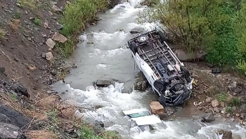 Hakkari'de Can Pazarı: Minibüs Devrildi, İki Hayat Gitti