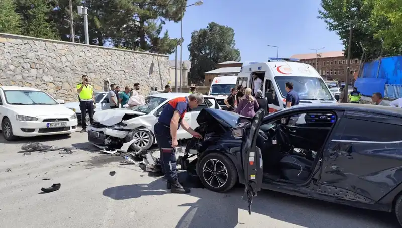 Bitlis’te Trafik Kazası: İki Otomobil Çarpıştı, 10 Kişi Yaralandı