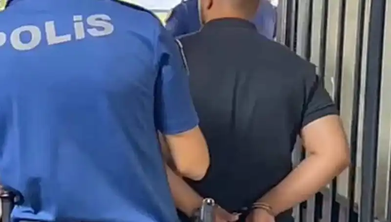 İzmir’de Polise Saldıran Şahıs Yakalandı: Olayın Ardındaki Gerçekler