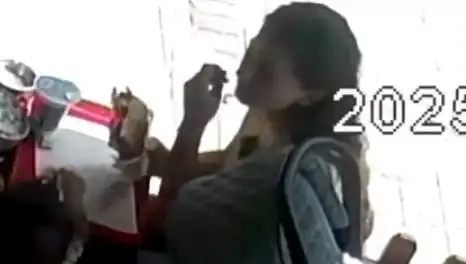 Saçını Tostun İçine Koyan Genç Kadın, Nedeniyle Şaşırttı