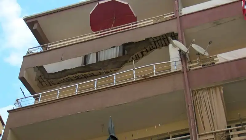 Güngören’de Balkonu Çöken Bina: Korku Dolu Anlar ve Sonrası
