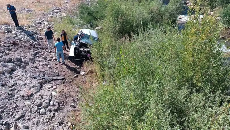 Sivas'ta Otomobil Dere Yatağına Düştü: 2 Kişi Hayatını Kaybetti