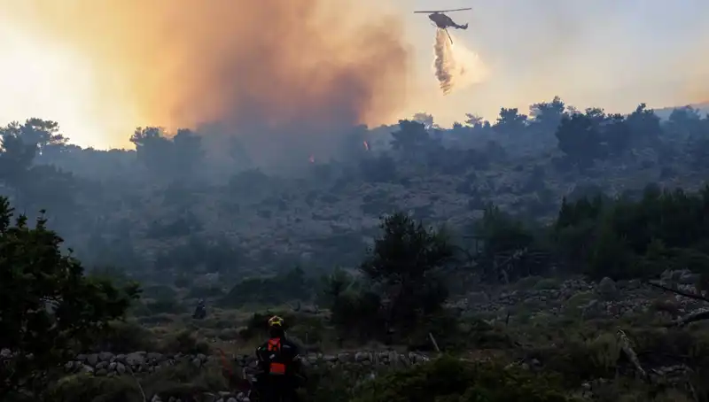 Eğriboz Adası'nda Yangın Alarmı: İki Köy Zorunlu Olarak Tahliye Edildi