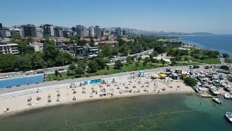İstanbul'da Sıcak Hava Hayatı Etkiliyor: Caddebostan Sahili Dolup Taşıyor