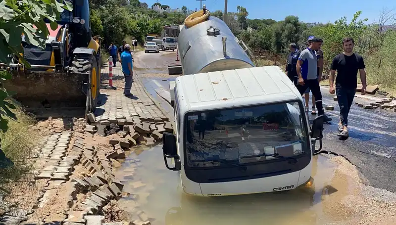 Bodrum'da Ana Su Hattı Patladı, Tanker Çukura Düşerek Büyük Hasar Verdi!