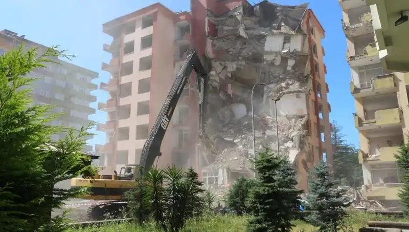 Dalgalar Depremin Yerini Aldı: İki Bina Yıkılıyor!
