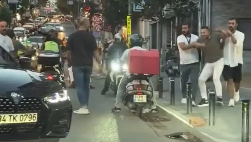 Nişantaşı'nda Yol Verme Tartışması: Kadın Sopayla Saldırıya Uğradı!