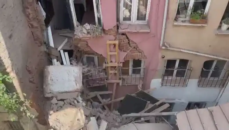 İstanbul'da Üç Katlı Binanın Balkonu Çöktü: Olayın Sebepleri Neler?