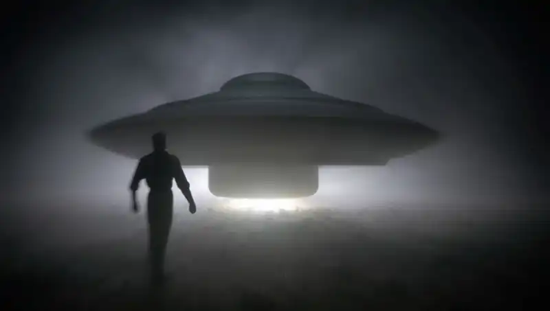 UFO Uzmanı Şok Açıklamada Bulundu: "Uzaylılar Masum İnsanları Hedef Alıyor!"