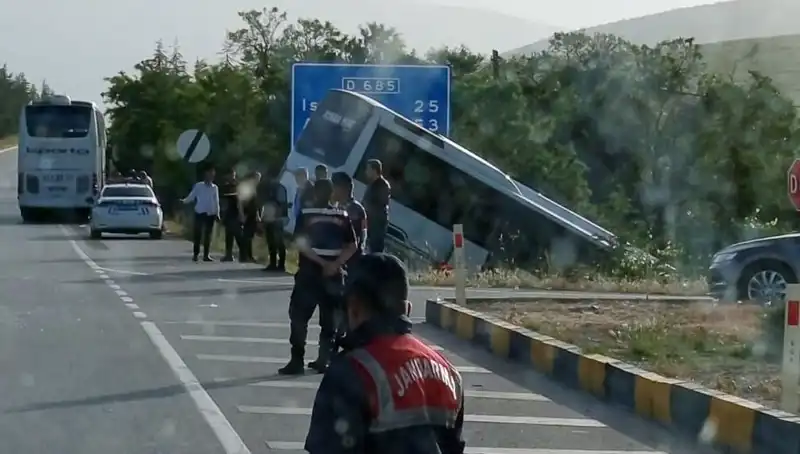 Isparta'da Feci Kaza: Tur Otobüsü ve Yolcu Otobüsü Çarpıştı
