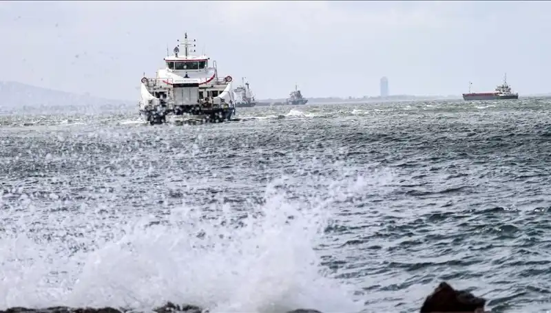 İzmir'de Fırtına Nedeniyle Vapur Seferlerine Büyük Engelleme!