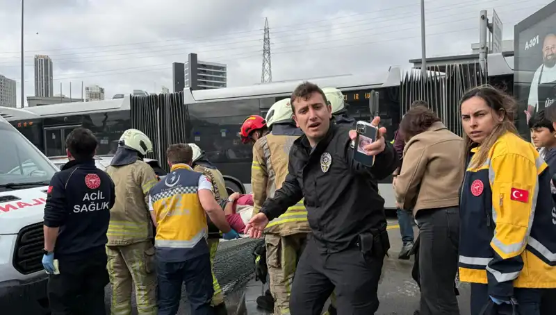 Metrobüste Korkunç Kaza: Ölü Ve Yaralılar, Seferler Durduruldu!
