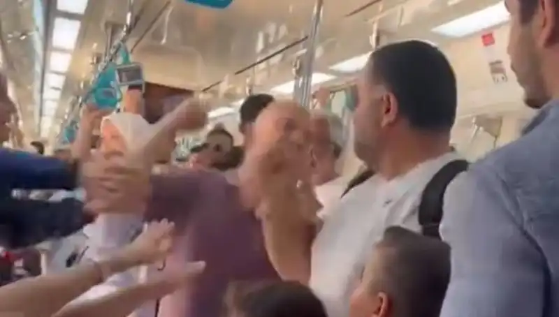 Marmaray'da Dünyanın Gözleri Önünde Yumruklu Kavga! Herkes Şokta
