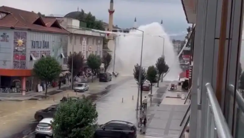 İçme Suyu Hattında Patoz: Su Yüzlerce Meter Yükseğe Fışkırdı!