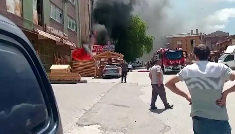 Ankara'da İş Yerlerinde Çıkan Yangın Korkuttu, Halk Panik İçinde!