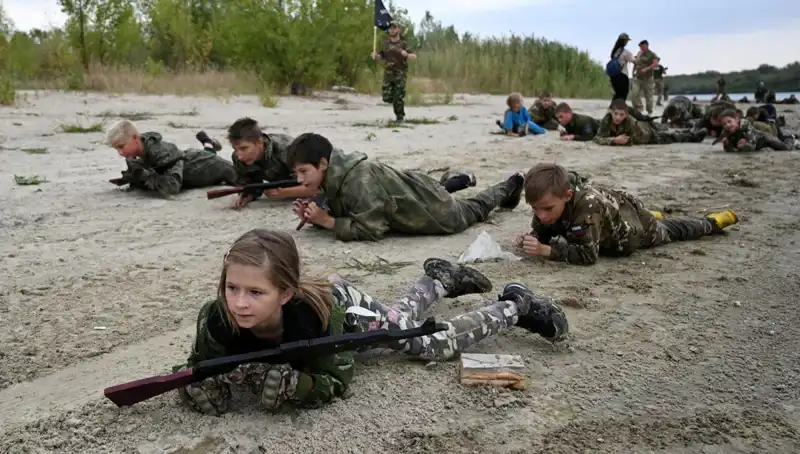 8 Yaşındaki Çocuklar Rusya'daki Askeri Kamplarda Savaş Eğitimi Alıyor!