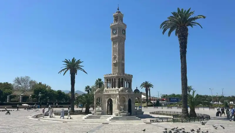İzmir’de Sıcak Hava Rekoru! Meydanlar Terk Edildi, Vatandaş Nerede?