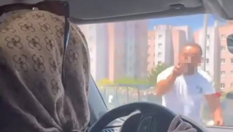 Trafikte Dehşet Anları: Öne Kırmızı Işıkta Durdu, Camı Yumrukladı!