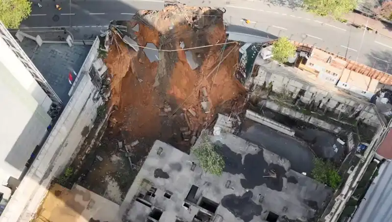 Sarıyer'de Büyük Tehlike: Cadde Çökmesiyle Trafik Felç Oldu!