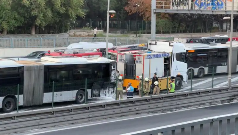 İstanbul'da Metrobüs Yangını: Anlık Durum ve Trafik Sorunu