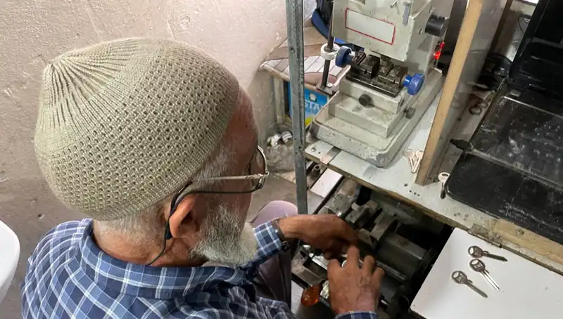 28 Yılda 4 Metrekarelik Dükkanda Kurulan İnanılmaz Dünya