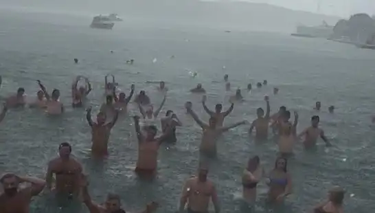 İstanbul'un Bebek Semtinde Yağmura Rağmen Plaj Keyfi Yaşandı