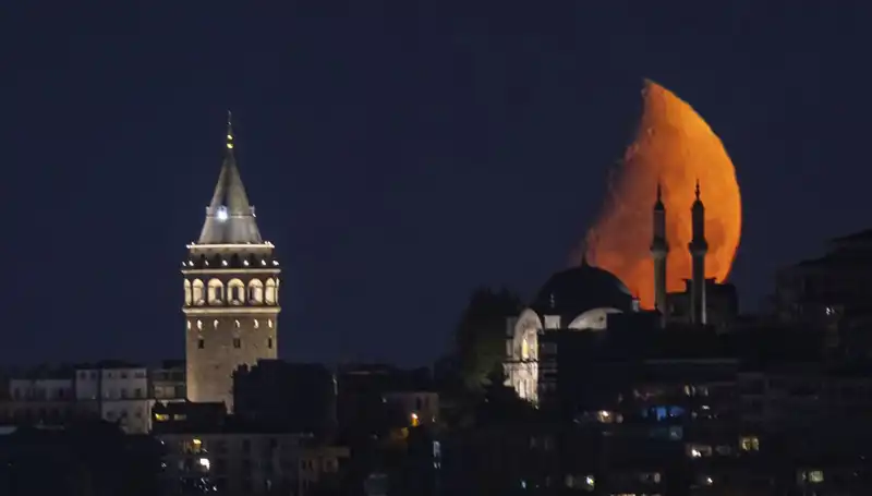 İstanbul'da Gökyüzünde Yarım Ay: Doğa ve İnsanların Büyülenme Anı
