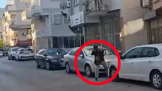 İzmir'de Silahlı Çatışma: Saldırganla Anlık Gerilim Anları Kameraya Yansıdı