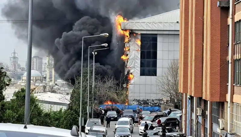 Başakşehir Sanayi Sitesinde Korkutan Yangın: Ekipler Seferber Oldu