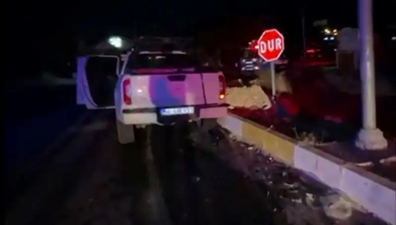 İzmir'de Kamyonet ve Hafif Ticari Araç Çarpıştı: 7 Kişi Yaralandı!