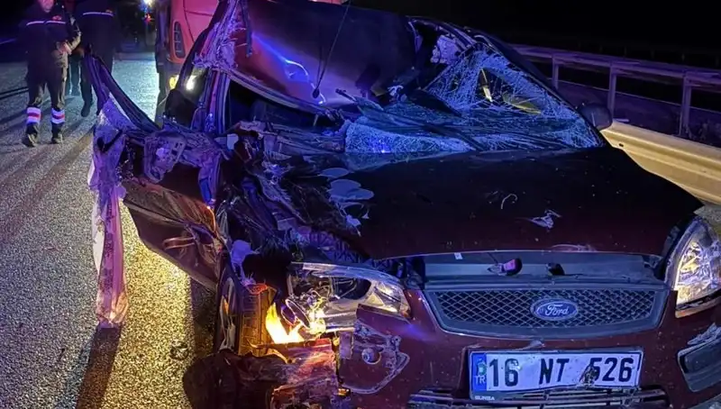 Afyonkarahisar'da Korkunç Kaza: Otomobil TIR ile Çarpıştı, 4 Yaralı