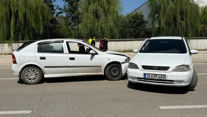 İki Araç Çarpıştı: Kaza Sonrası İki Yaralı Hastaneye Kaldırıldı!