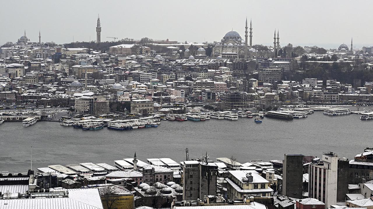 Kar yağışı İstanbul'u beyaza bürüdü