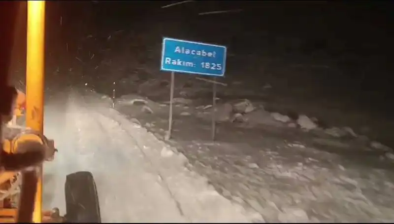 Antalya, Tarihinde İlk Defa Karla Tanıştı: Şehir Bembeyaz Oldu!