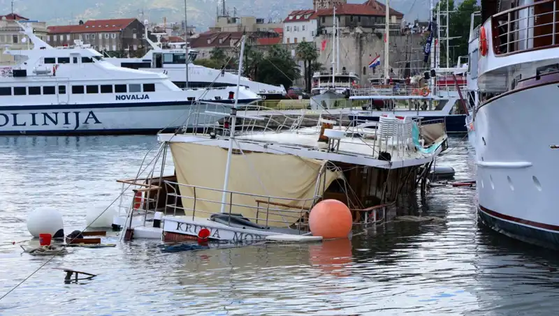 Hırvatistan'da Şiddetli Yağış ve Fırtına: Feribotun Çarptığı Gemi Battı, Can Kaybı ve Maddi Hasar