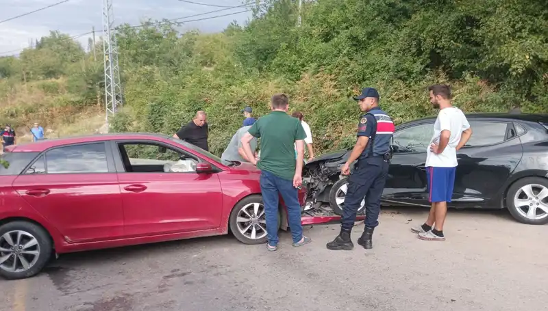 Karamürsel'de Otomobil Kazası: İki Araç Çarpıştı, 4 Kişi Yaralandı