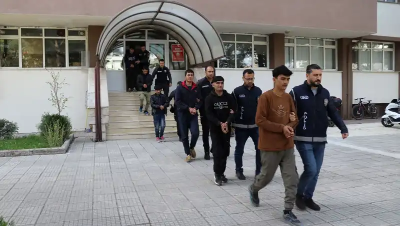 Türkiye'nin Sınırlarında Düzensiz Göçmen Operasyonu: 21 Kişi Yakalandı