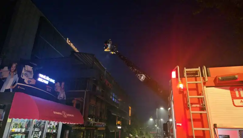 Beşiktaş’ta Korkutan Yangın: 3 Katlı Restoran Alev Alev Yandı