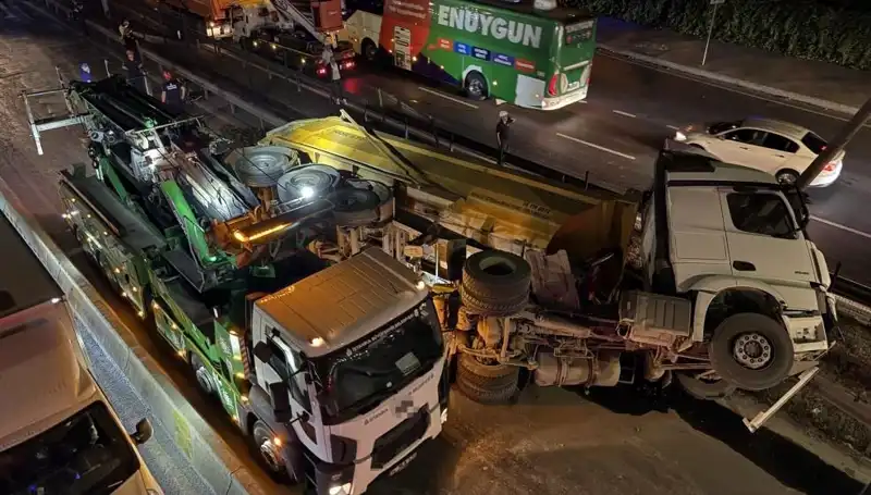 Moloz Yüklü Hafriyat Kamyonu Devrildi: Olayın Ayrıntıları ve Sonrası