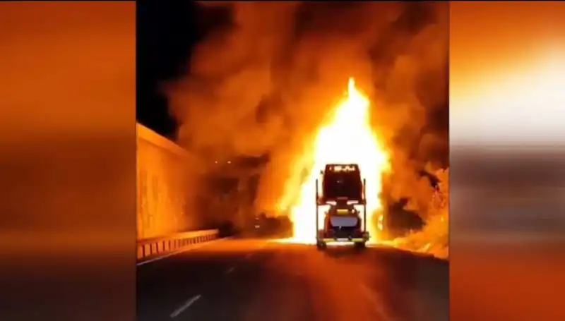 Otomobil Yüklü Tırda Korkunç Yangın: 8 Araç Alevlere Teslim Oldu