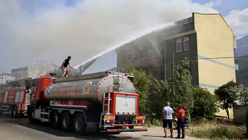 Çatı Katında Meydana Gelen Yangın, Mahallede Panik Yaratıyor