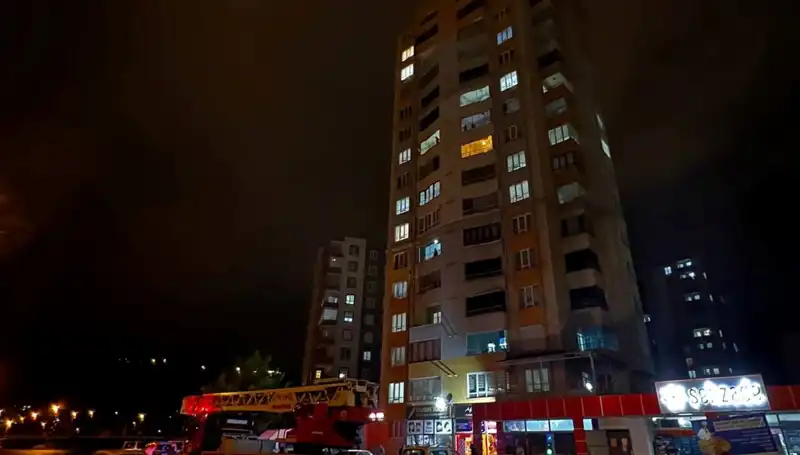 Yıldırım Düşen Apartmanın Çatısı Büyük Şaşkınlık Yarattı