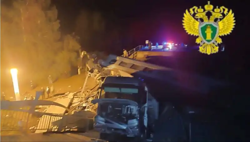 Rusya’da Feci Kaza: Köprü Tren Üzerine Çöktü, Hayatını Kaybedenler Var!